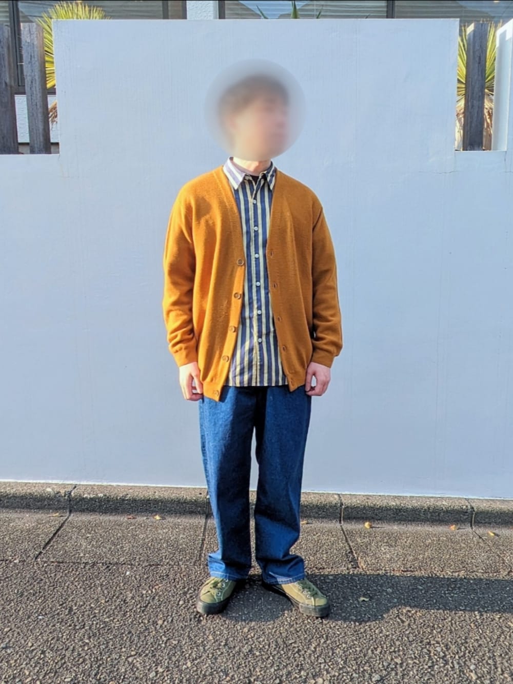 「秋コーデ、カジュアル、休日スタイル、オトナカジュアル、今日のコーデ、おしゃれさんと繋がりたい、大人カジュアル、いいね、save、フォローお願いします🤑、カーディガン、お洒落さんとつながりたい、大人コーデ、ワイドパンツ、スニーカー、シャツスタイル、デニムコーデ」｜「LACOSTEのアイテム（カーディガン/ボレロ、オレンジ系）」を使った、Astroさん（メンズ・168cm）の秋コーディネートの1枚目の写真