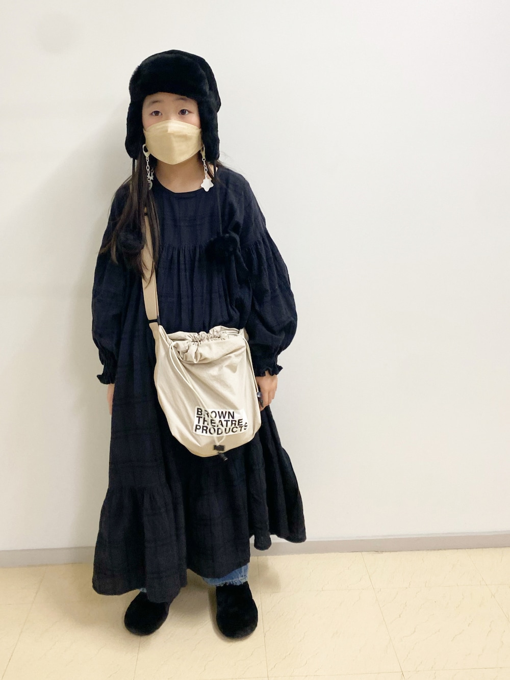 「チェック、冬コーデ、おでかけコーデ、ファー小物、ブラック、ブラックコーデ、ワンピース、handmade、ハンドメイド、ファー帽子」｜「THEATRE PRODUCTSのNYLONｼｮﾙﾀﾞｰﾊﾞｯｸﾞ（ショルダーバッグ、ホワイト系）」を使った、yunaa さん（キッズ・135cm）の冬コーディネートの1枚目の写真