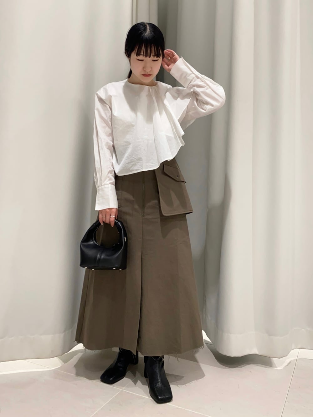 「KBF、kbf_ootd、低身長、低身長コーデ、ミリタリー、カーキ、スカート、ブラウス、白ブラウス、フリル、ブーツ、ミニバッグ、モード、ミリタリースカート、大人カジュアル」｜「KBFのアシメマントブラウス（シャツ/ブラウス、ホワイト系）」を使った、みかさん（レディース・149cm）の春コーディネートの1枚目の写真