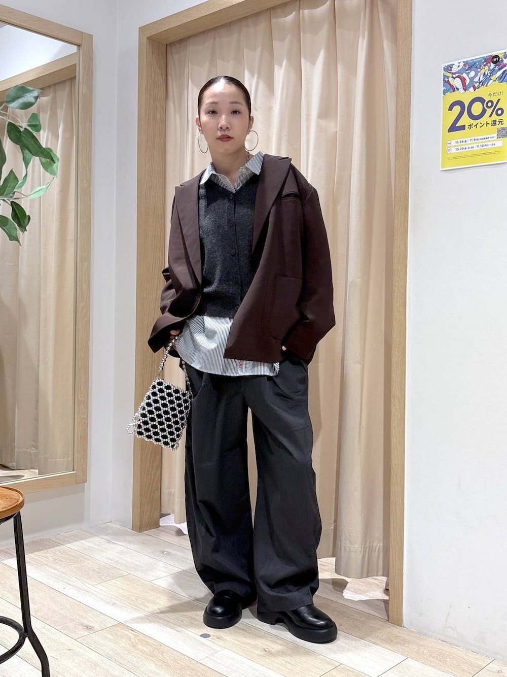 シルバー系のショルダーバッグ、ブラック系のサンダル、グレー系のその他パンツを着用したレディースの秋コーディネートの1枚目の写真