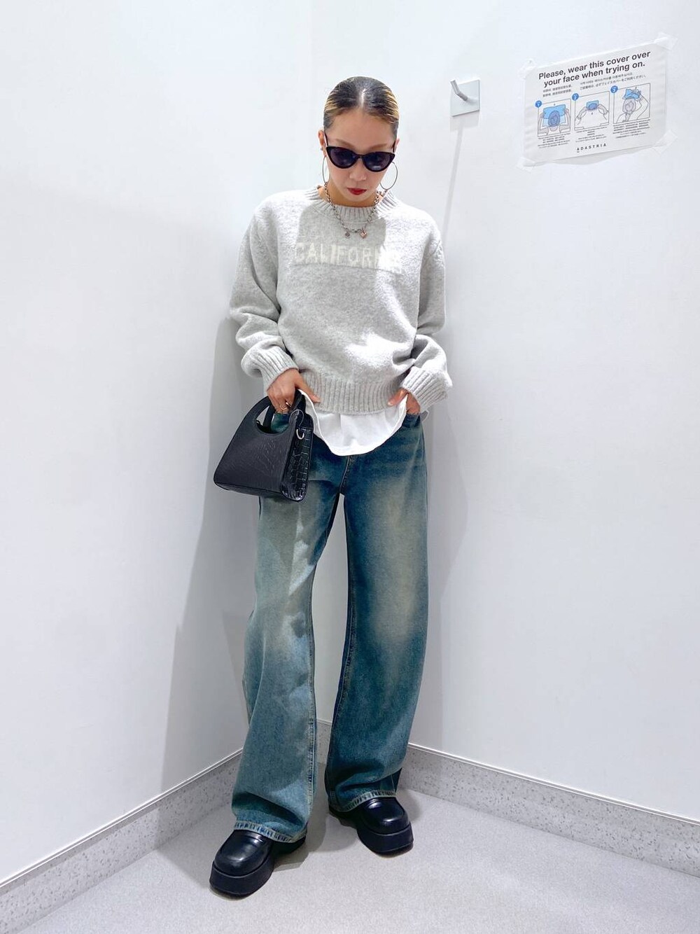 「体型カバー、着痩せ・細見え、カジュアル、FOREVER 21、ニット、シンプルコーデ、シンプル、デニムパンツ、冬コーデ」｜「FOREVER 21のミニショルダーバッグ（ショルダーバッグ、ブラック系）」を使った、umeさん（レディース・163cm）の冬コーディネートの1枚目の写真