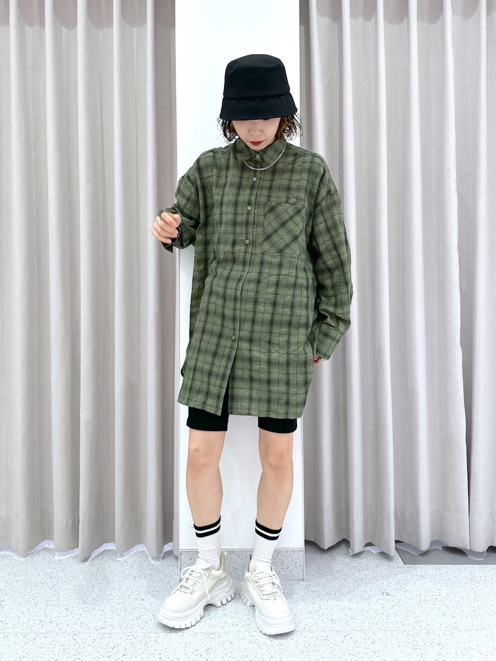 「全人類シャツ、休日スタイル、夏服コーデ、大人カジュアル、FOREVER 21、FOREVER21、フォーエバー21、バイカーパンツ、シャツスタイル、シャツ、チェックシャツ、厚底スニーカー、バケットハット、ハーフレギンス、リアルバイ」｜「FOREVER 21のツイルバケットハット（帽子、ブラック系）」を使った、umeさん（レディース・163cm）の夏コーディネートの1枚目の写真