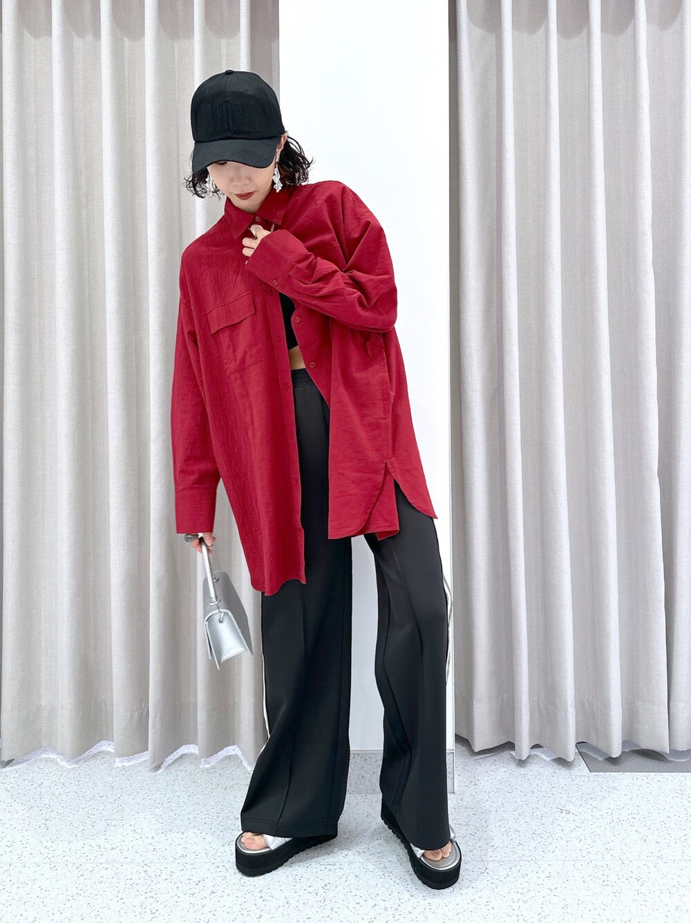 「夏コーデ、休日スタイル、楽チンコーデ、大人コーデ、ジャージーパンツ、フォーエバー21、FOREVER 21、FOREVER21、シャツ、シャツコーデ、全人類シャツ、ボルドー、ストリートコーデ、ストリートMIX、キャップ」｜「FOREVER 21のアソートロゴキャップ（キャップ、ブラック系）」を使った、umeさん（レディース・163cm）の夏コーディネートの1枚目の写真