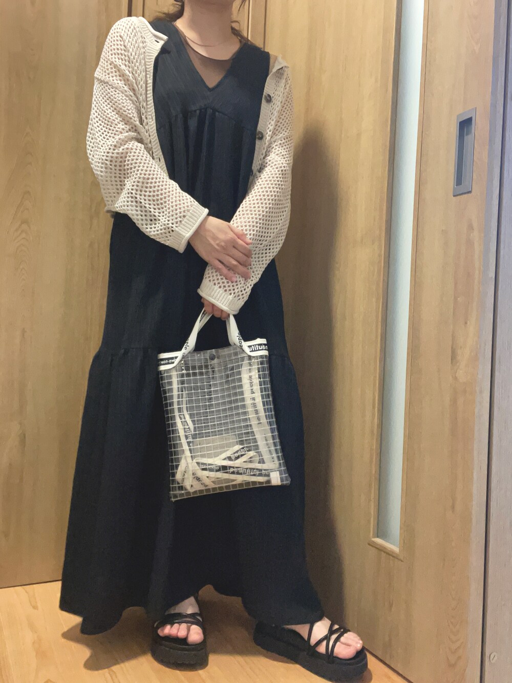 「夏コーデ、ブラック、ワンピース、サンダル、ママコーデ」｜「GOLDYのトゥイッグ ライン メタル バレッタ（バレッタ/ヘアクリップ、ゴールド系）」を使った、mauさん（レディース・149cm）の夏コーディネートの1枚目の写真