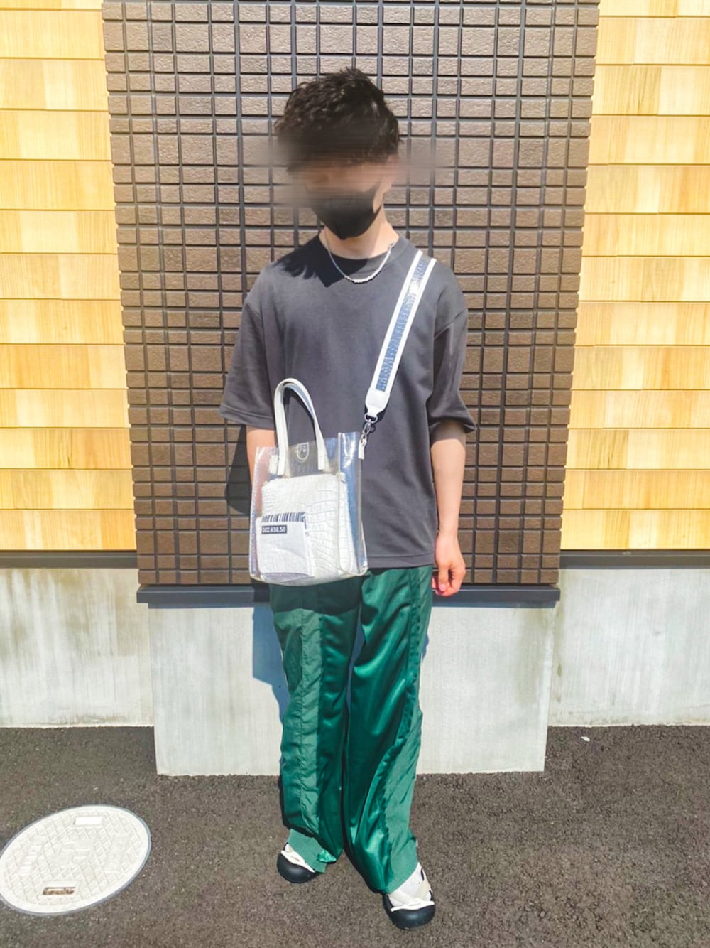 グリーン系のその他パンツ、シルバー系のネックレス、その他のその他を着用したメンズの春コーディネートの1枚目の写真