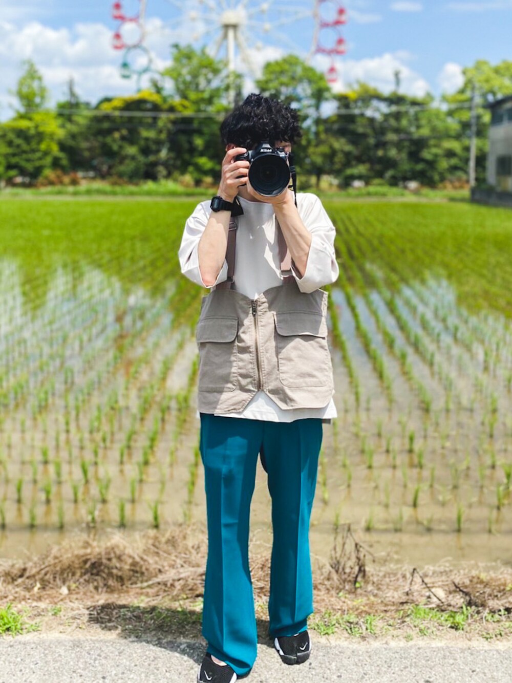 グリーン系のパンツ、ブラック系のサンダル、ベージュ系のTシャツ/カットソーを着用したメンズの夏コーディネートの1枚目の写真