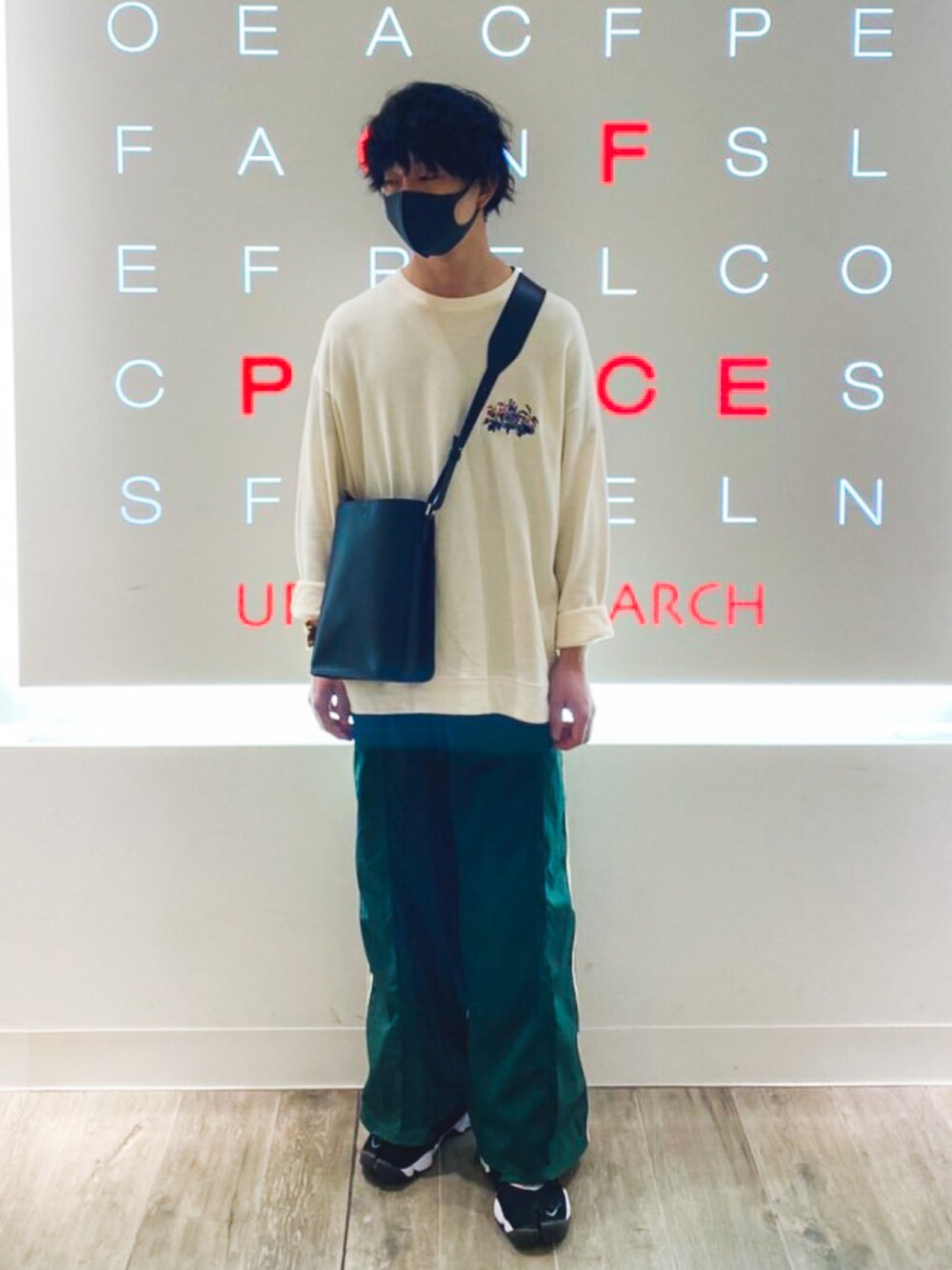 グリーン系のその他パンツ、ブラック系のサンダル、ブラック系のショルダーバッグを着用したメンズの春コーディネートの1枚目の写真