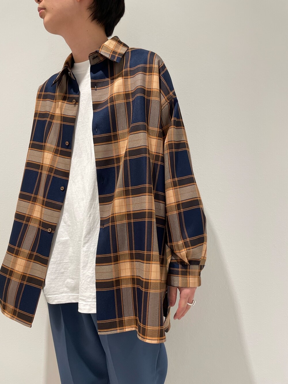 ブルー系のシャツ/ブラウス、ブルー系のスラックスを着用したメンズの春コーディネートの3枚目の写真