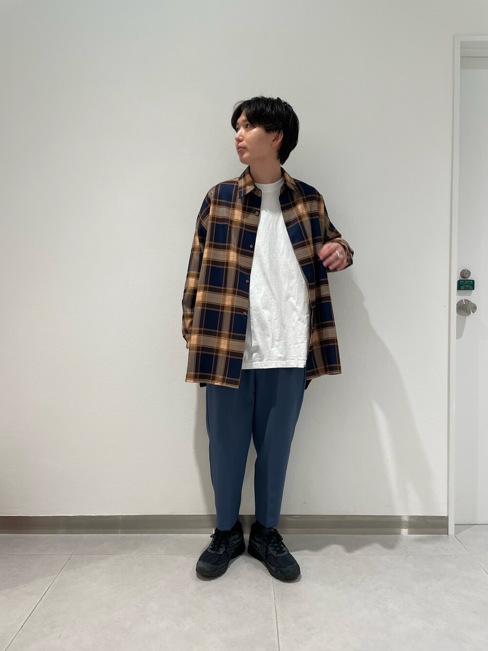 ブルー系のシャツ/ブラウス、ブルー系のスラックスを着用したメンズの春コーディネートの2枚目の写真