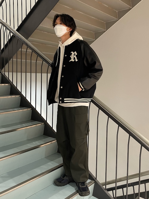 Lui's（ルイス）の「“R”ロゴ ヴァーシティージャケット/スタジャン