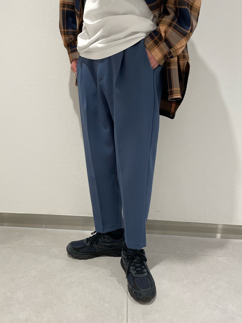 ブルー系のシャツ/ブラウス、ブルー系のスラックスを着用したメンズの春コーディネートの4枚目の写真