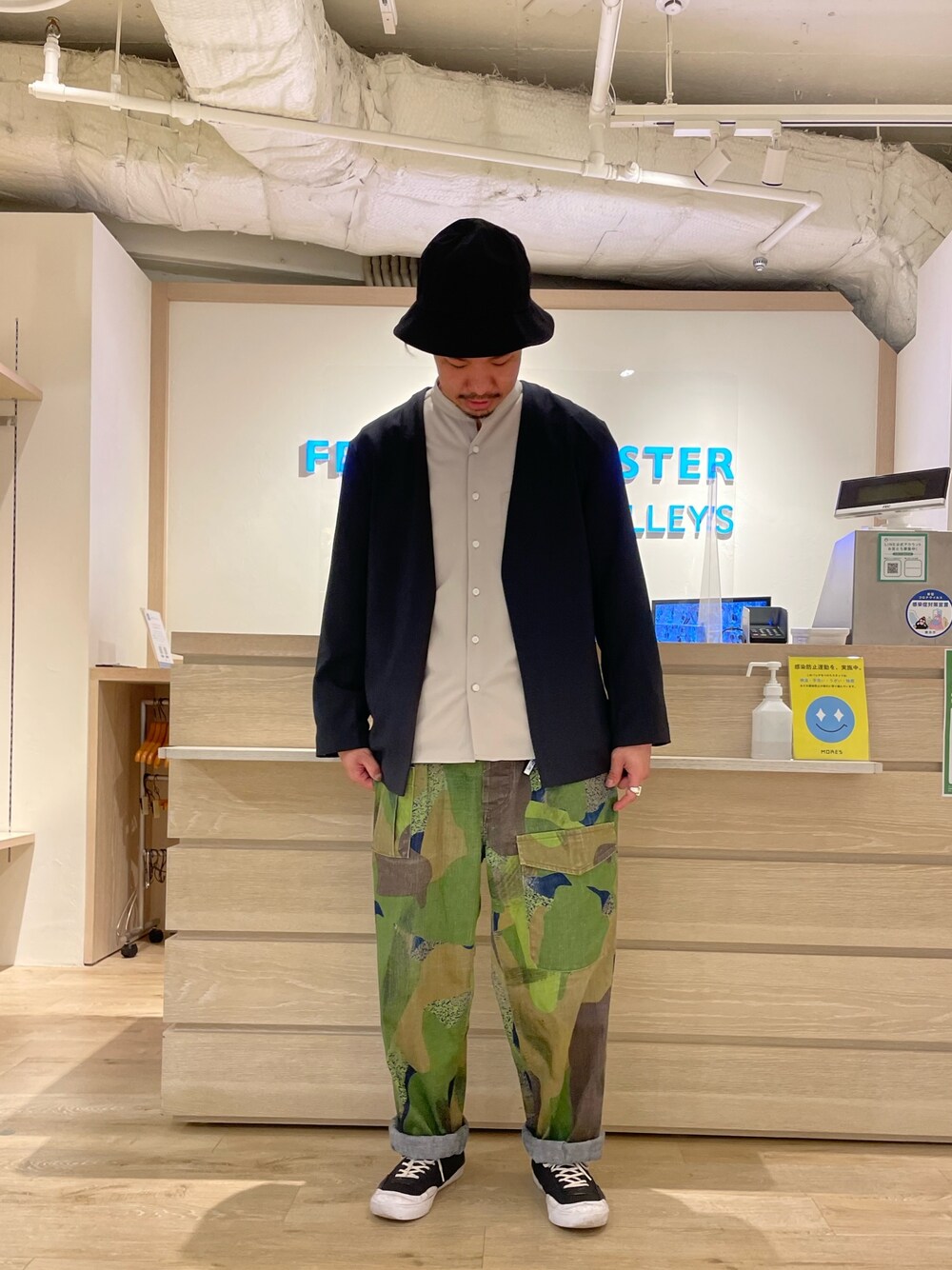 「メンズコーデ、シンプルコーデ、カーディガン、春夏コーデ、古着MIX、カーゴパンツ、いまどきジャケット写真」｜「GLOSTERの【GLOSTER/グロスター】Quick DRY バンドカラーシャツ ノーカラー ワイドフィット（シャツ/ブラウス、ホワイト系）」を使った、ケンゾウさん（メンズ・175cm）の春コーディネートの1枚目の写真