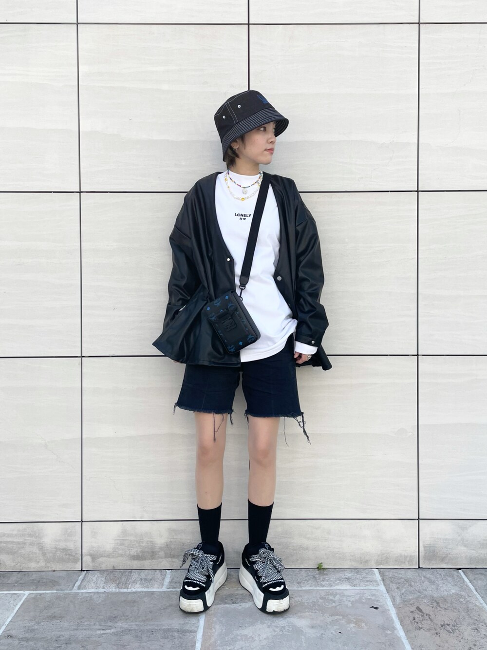 「LHP、MCM、Danke schon、モード、バケットハット、お散歩コーデ、KaneZ、LHPWOMEN、LONELY 論理、naked Wolfe」｜「DANKE SCHONのDankeSchon/ダンケシェーン/エコレザーカーディガン/EcoLether Cardigan（カーディガン/ボレロ、ブラック系）」を使った、Hikaru Shimizuさん（レディース・165cm）の秋コーディネートの1枚目の写真