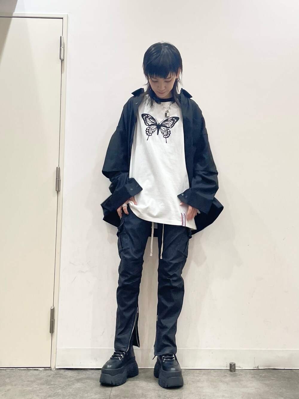 「ブラック、秋のコーデ、LHP、オーバーサイズ、Danke schon、キレイめコーデ、秋冬コーデ、chica、LHPWOMEN、naked Wolfe」｜「ChicaのChica/チカ/バタフライプリントTシャツ（Tシャツ/カットソー、ホワイト系）」を使った、Hikaru Shimizuさん（レディース・165cm）の秋コーディネートの1枚目の写真