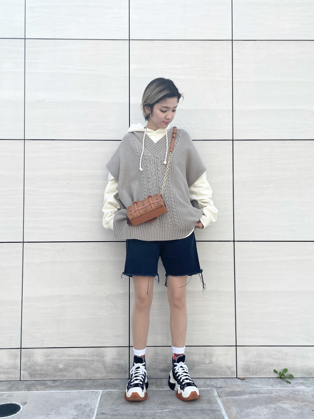 「レイヤード、ストリート、LHP、MCM、Danke schon、ニットベスト、ミニバッグ、パーカーコーデ、carnebollente、LHPWOMEN」｜「MCMのMCM/エムシーエム/DELMY VISETOS BOSTON MINI（ショルダーバッグ、ブラウン系）」を使った、Hikaru Shimizuさん（レディース・165cm）の秋コーディネートの1枚目の写真