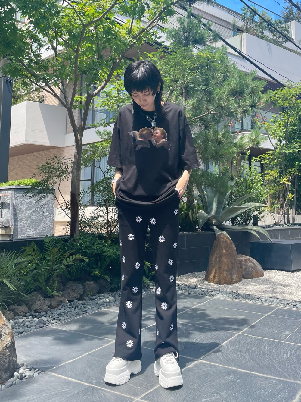 「花柄、LHP、お出かけコーデ、厚底シューズ、フレアパンツ、モノトーンコーデ、夏コーデ、chica、LHPWOMEN、naked Wolfe」｜「NakedWolfeのNakedWolfe/ネイキッドウルフ/Sprinter Leather/スプリンターチャンキーレザースニーカー（スニーカー、ホワイト系）」を使った、Hikaru Shimizuさん（レディース・165cm）の夏コーディネートの1枚目の写真