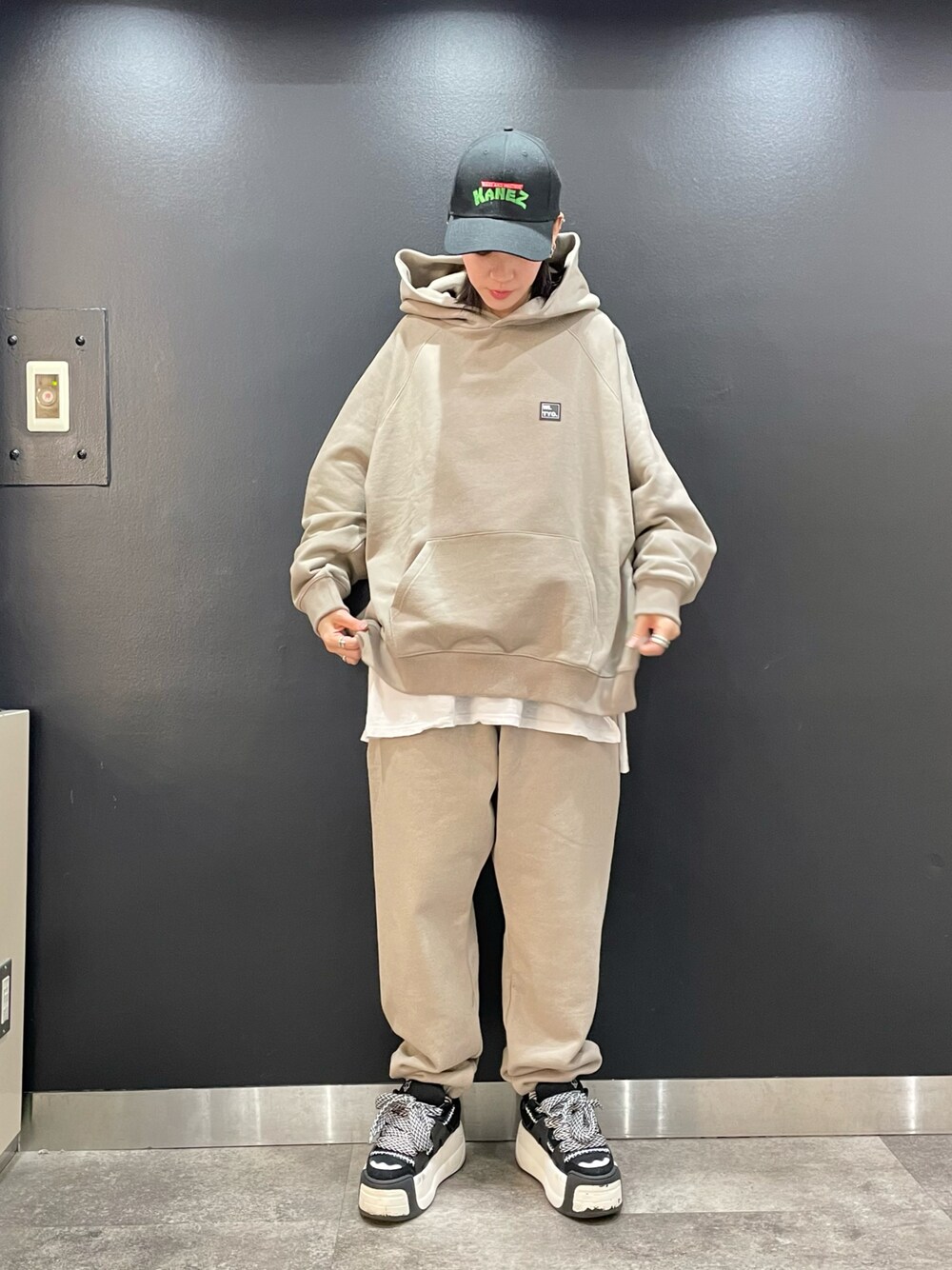 「スウェットパンツ、セットアップ、パーカー、LHP、ゆるコーデ、KaneZ、韓国ファッション、WHITELAND BLACKBURN、LHPWOMEN、whiteland」｜「KaneZのKaneZ/ケインズ/KZ MESH CAPM.T LOGO CAP（キャップ、ブラック系）」を使った、Hikaru Shimizuさん（レディース・165cm）の春コーディネートの1枚目の写真