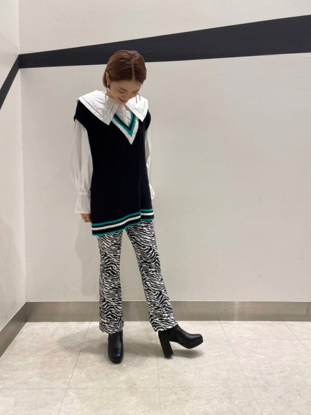 「ショートブーツ、レイヤードスタイル、オリエンタルトラフィック、ORiental TRaffic(ORiental TRaffic)、フレアパンツ、厚底ブーツ、ゼブラ柄、高身長女子、ビックカラー、11418」｜「ORiental TRafficの■2021秋冬新作■サイドゴアプラットフォームブーツ/11418（ブーツ、ブラック系）」を使った、ORientalTRaffic 京阪モール店さん（レディース・156cm）の秋コーディネートの1枚目の写真