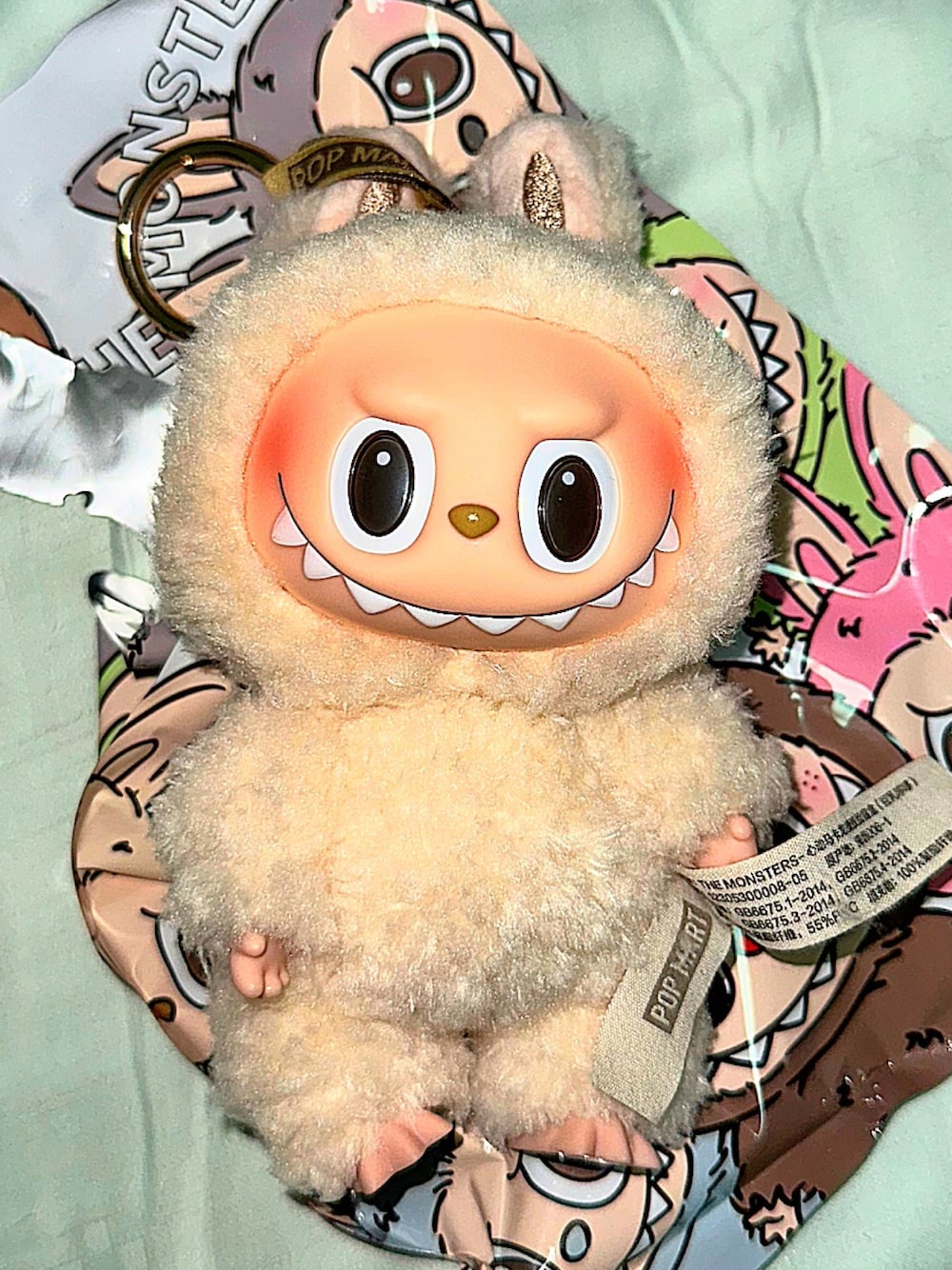 「labubu」｜「Pop Martのアイテム（おもちゃ、イエロー系）」を使った、🇯🇵 瑛士 🇸🇬さん（メンズ・170cm）の秋コーディネートの1枚目の写真