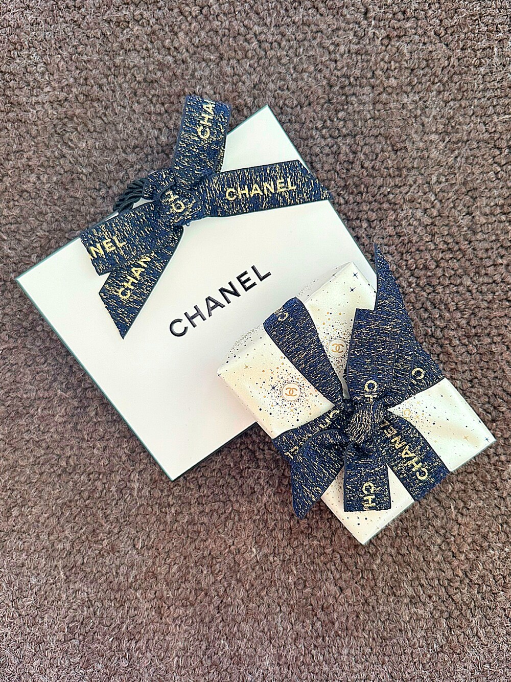 「CHANELのアイテム（香水、ベージュ系）」を使った、🇯🇵 瑛士 🇸🇬さん（メンズ・170cm）の冬コーディネートの1枚目の写真