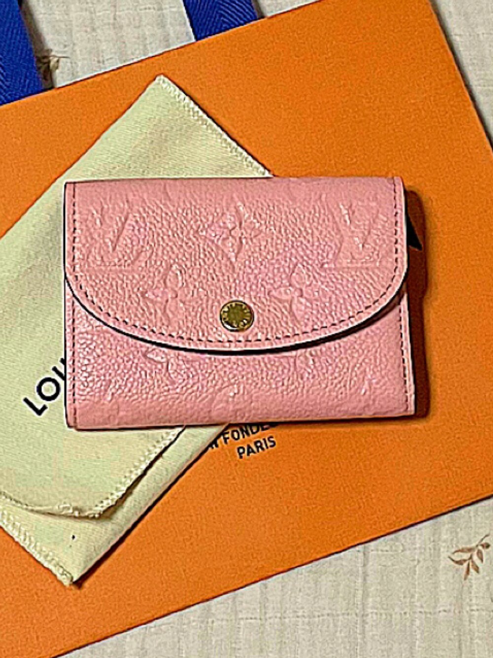 「Rosalie、Louis Vuitton」｜「LOUIS VUITTONのアイテム（コインケース、ピンク系）」を使った、🇯🇵 瑛士 🇸🇬さん（メンズ・170cm）の冬コーディネートの1枚目の写真