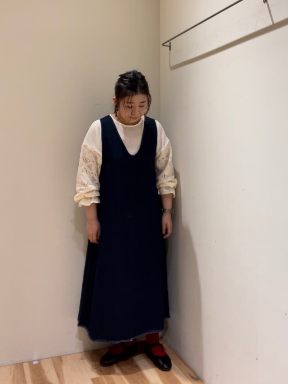 「休日コーデ、大人カジュアル、シンプルスタイル、くつした、ナチュラル、サマンサ モスモス(Samansa Mos2)、秋コーデ」｜「Samansa Mos2の前後着デニムジャンパースカート（ワンピース、ブルー系）」を使った、YUZUKAさん（レディース・157cm）の夏コーディネートの1枚目の写真