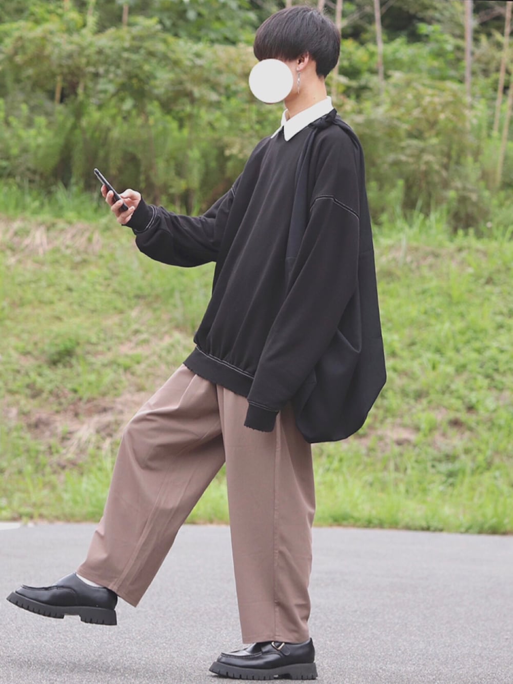 ブラック系のスウェット、ホワイト系のシャツ/ブラウス、ブラウン系のその他パンツを着用したメンズの秋コーディネートの1枚目の写真