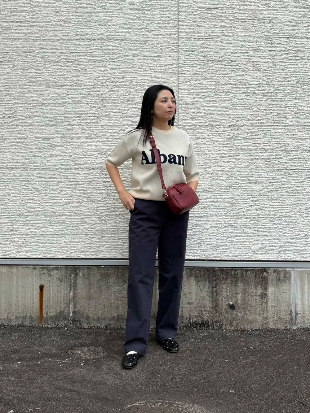 レッド系のショルダーバッグ、ブルー系のその他パンツ、ホワイト系のニット/セーターを着用したレディースの春コーディネートの1枚目の写真