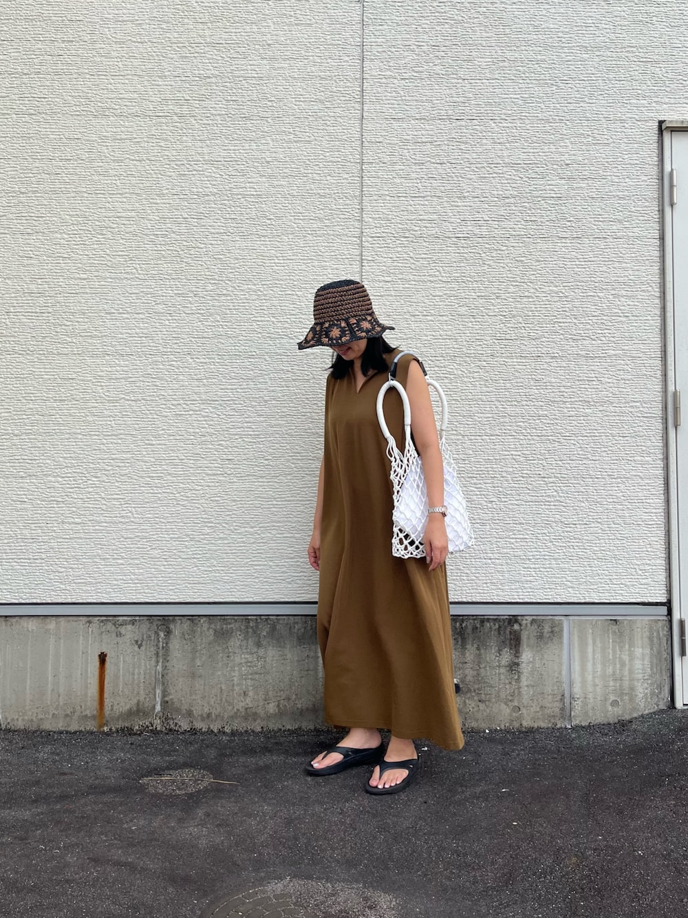「ワンピース、カットミラノ、夏コーデ」｜「ITEMS URBANRESEARCHのカットミラノノースリーブワンピース（ワンピース、ブラウン系）」を使った、はやしさん（レディース・161cm）の夏コーディネートの1枚目の写真