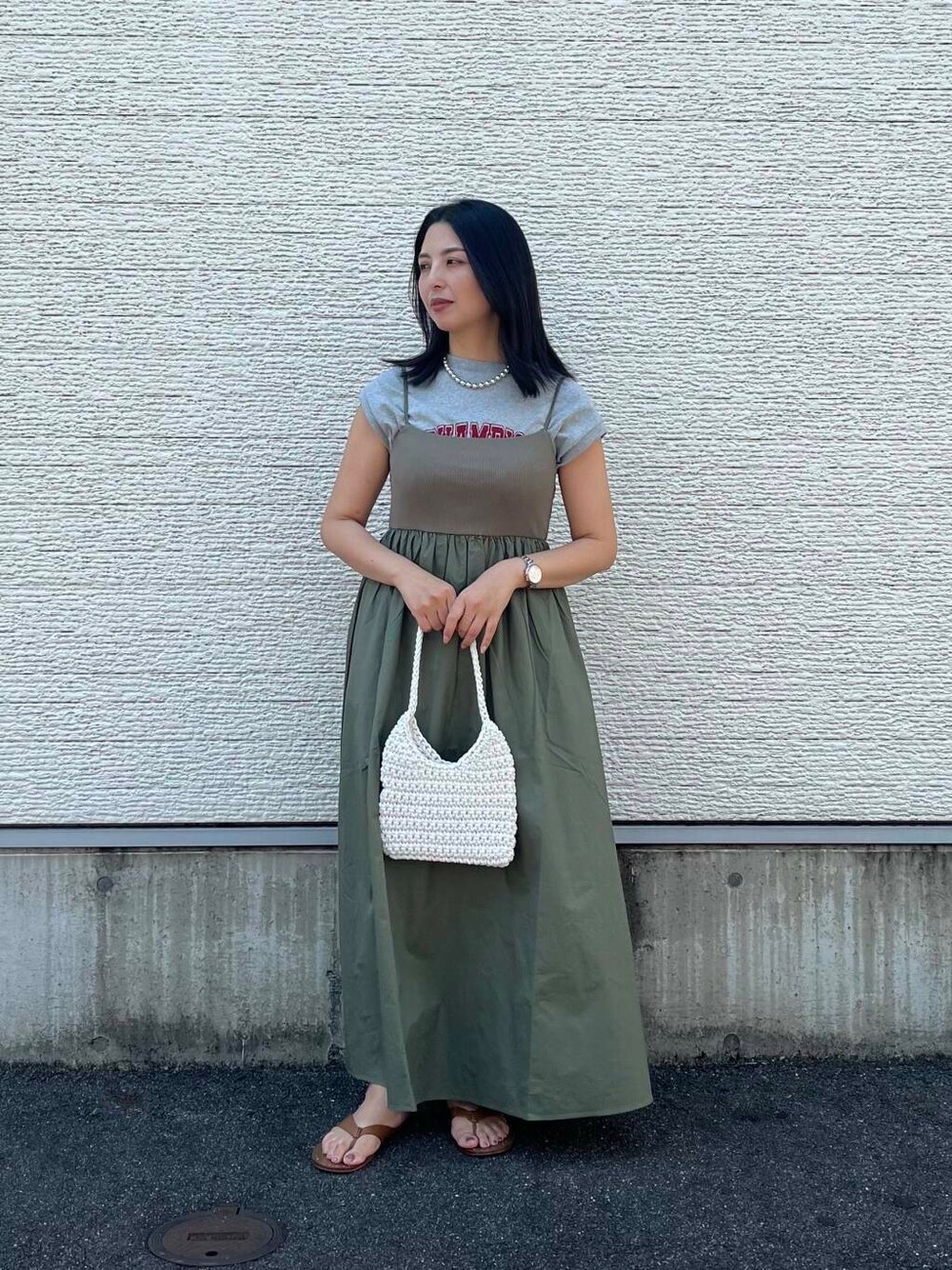 ホワイト系のハンドバッグ、グレー系のTシャツ/カットソー、グリーン系のワンピースを着用したレディースの夏コーディネートの1枚目の写真