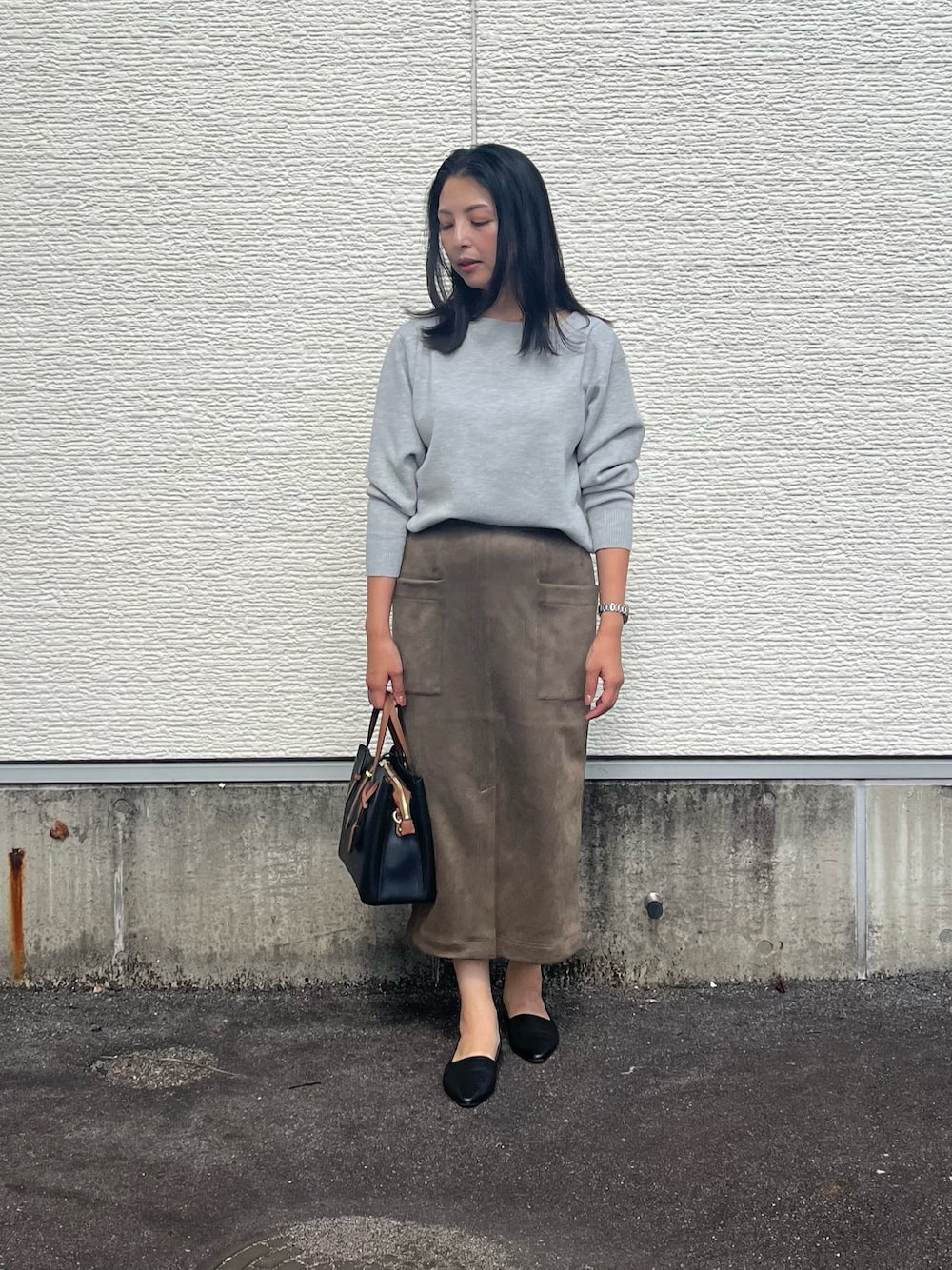 「スタッフコーデ、通勤コーデ、カットミラノ、フェイクスエード」｜「ITEMS URBANRESEARCHのミラノリブボートネックニット（ニット/セーター、グレー系）」を使った、はやしさん（レディース・161cm）の秋コーディネートの1枚目の写真
