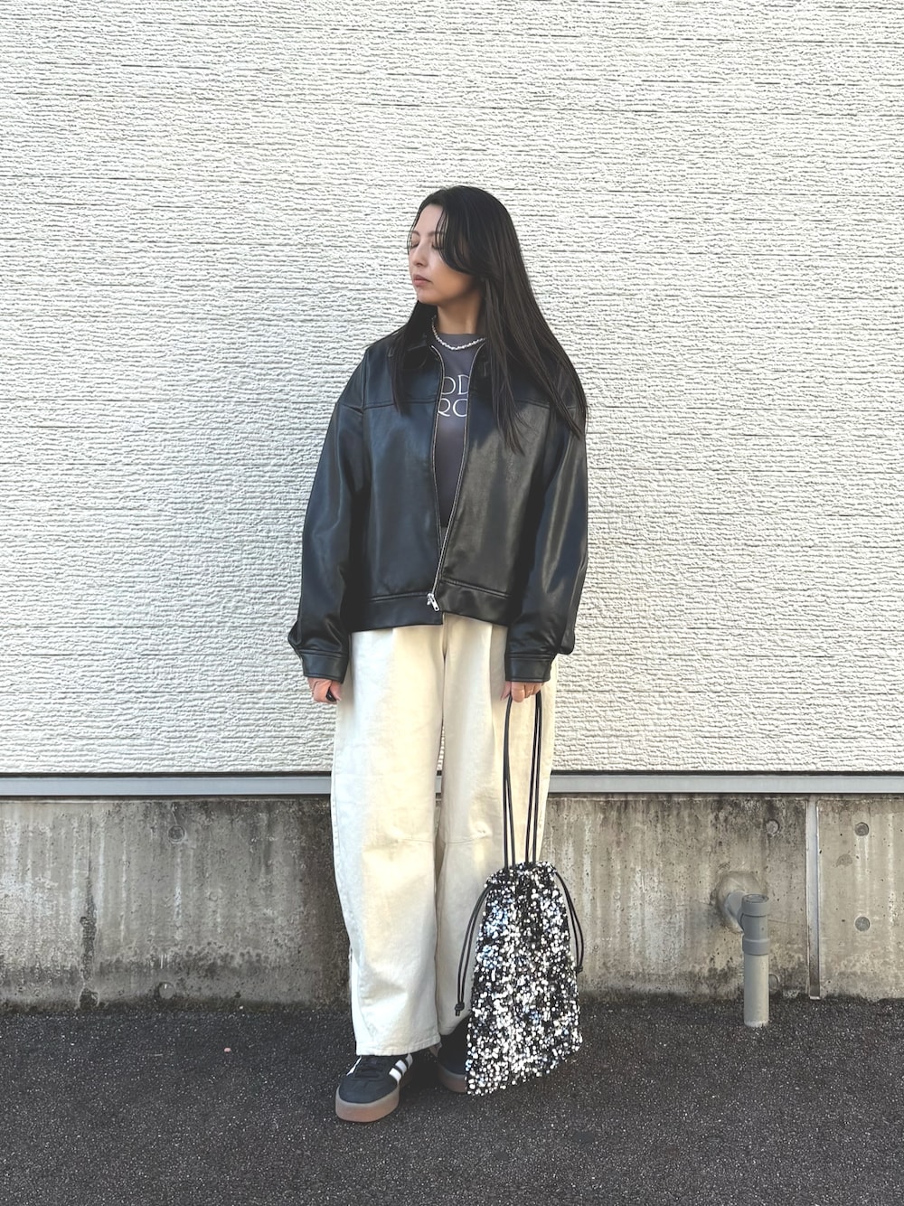 ブラック系のその他アウター、ホワイト系のその他パンツ、シルバー系のトートバッグを着用したレディースの冬コーディネートの1枚目の写真