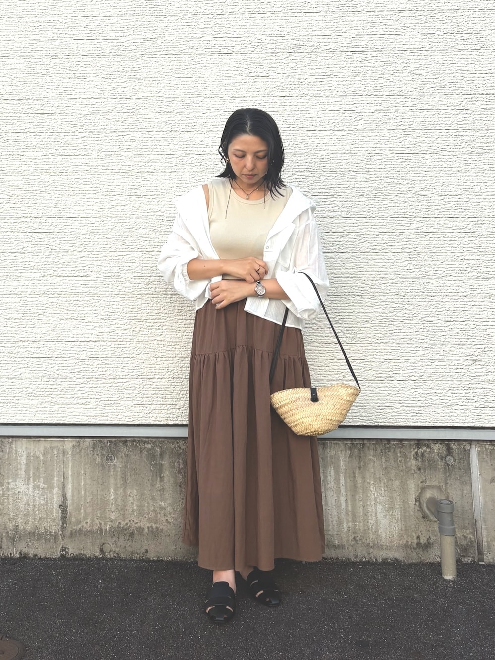 ベージュ系のワンピース、ホワイト系のシャツ/ブラウス、ブラック系のサンダルを着用したレディースの夏コーディネートの1枚目の写真