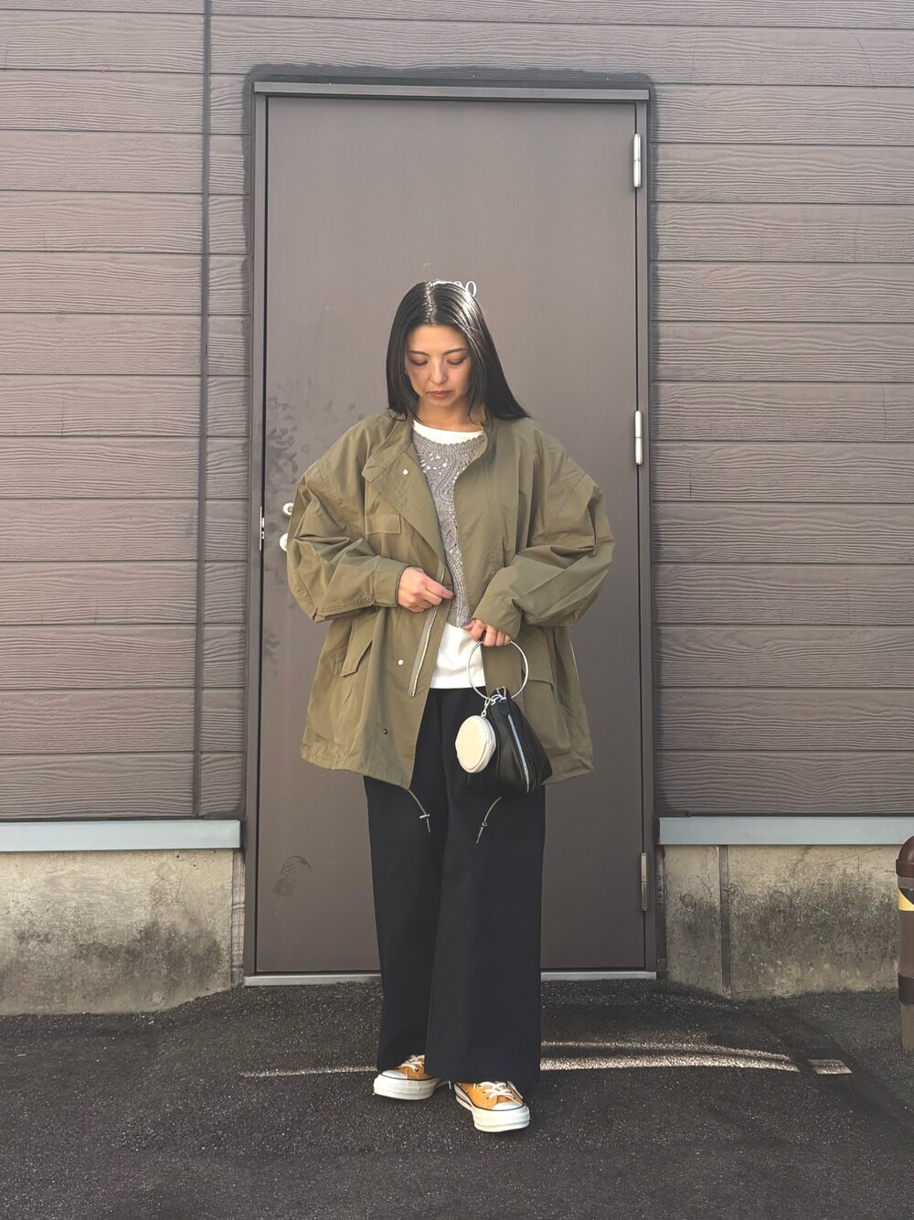 グレー系のTシャツ/カットソー、グリーン系のモッズコート、ブルー系のその他パンツを着用したレディースの春コーディネートの1枚目の写真