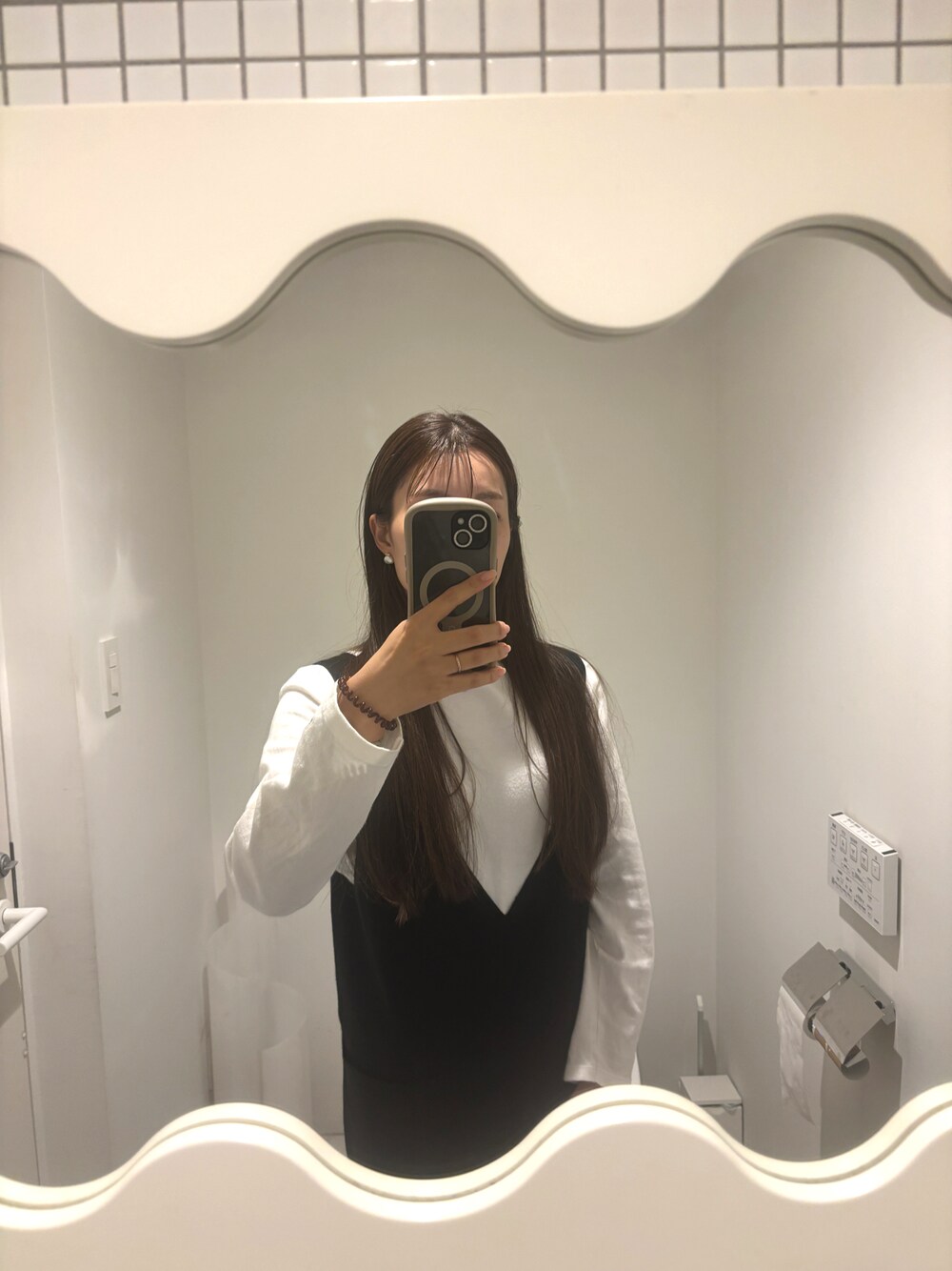 「バスクシャツ、アルモリュクス、秋コーデ、シンプルコーデ、オトナ女子、おしゃれさんと繋がりたい、タビシューズ、オールインワン、モノトーン」｜「SHIPSの〈手洗い可能〉ニットサロペット（サロペット/オーバーオール、ブラック系）」を使った、ｺﾈﾘさん（レディース・160cm）の秋コーディネートの1枚目の写真