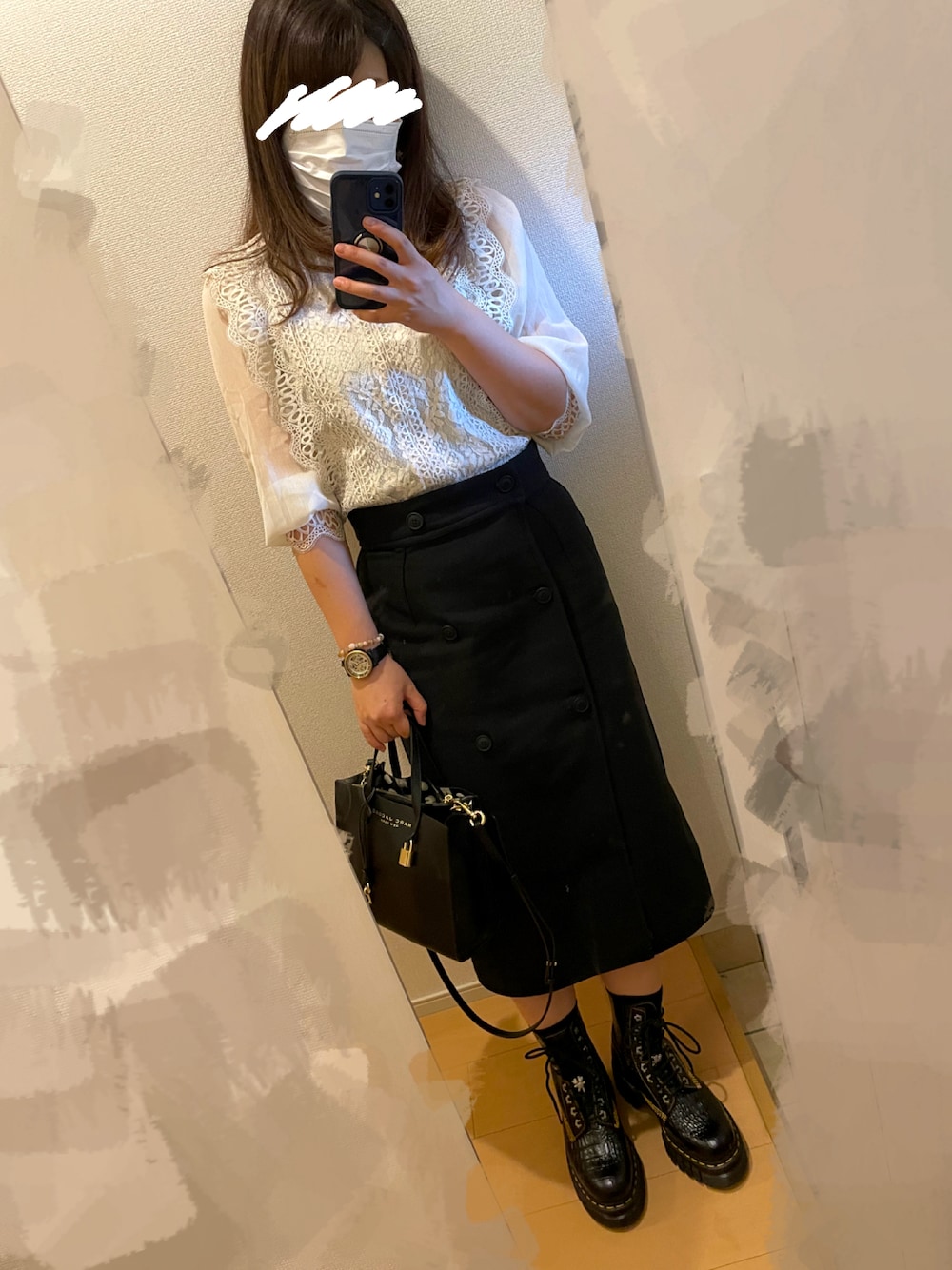 「秋冬コーデ、モノトーン、Dr.Martens、スカート　黒、レースブラウス、MARC BY MARC JACOBS」｜「MARC JACOBSのGRIND/グラインド ミニ グラインド ショッパー トート（トートバッグ、ブラック系）」を使った、あべちゃんさん（レディース・160cm）の秋コーディネートの1枚目の写真