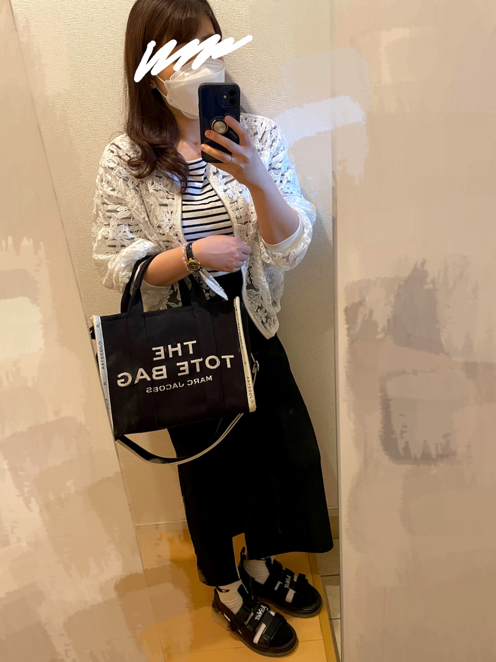 「大人カジュアル、カジュアルコーデ、サンダル、ボーダートップス、シア―ブルゾン、タイトスカート、スリット、Dr.Martens、MARC BY MARC JACOBS、Vivienne Westwood、モノトーン、厚底サンダル、サンダルに靴下、トートバッグ」｜「MARC JACOBSのTHE JACQUARD SMALL TOTE BAG/ザ ジャガード スモール トートバッグ（トートバッグ、ブラック系）」を使った、あべちゃんさん（レディース・160cm）の春コーディネートの1枚目の写真