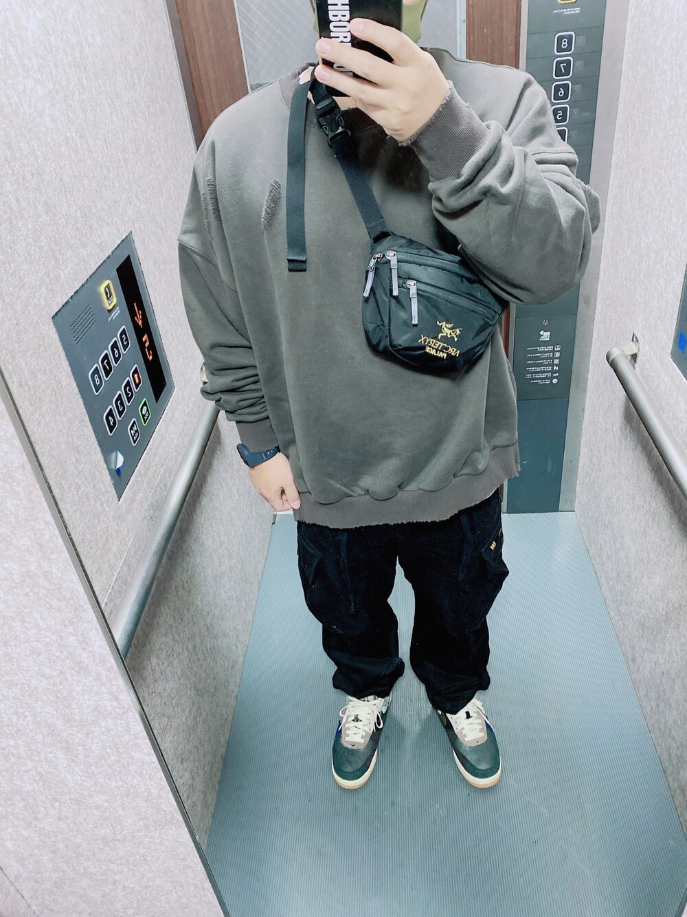 「NIKE、wtaps、palace、エアフォースワン、travisscott、カーゴパンツ、ダメージ加工」｜「opening actのアイテム（スウェット、ブラック系）」を使った、ゆーいさん（メンズ・173cm）の秋コーディネートの1枚目の写真