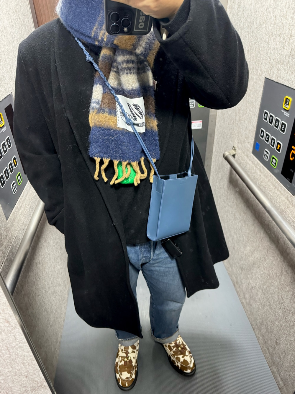 「ガウンコート、マフラー、カウ柄、カシミヤ、MARNI、JILSANDER、UNIQLO、Levi's、supreme、Dr.Martens、simplycomplicated」｜「MARNIのSCARF/ストライプマフラー（マフラー、ブルー系）」を使った、ゆーいさん（メンズ・173cm）の冬コーディネートの1枚目の写真