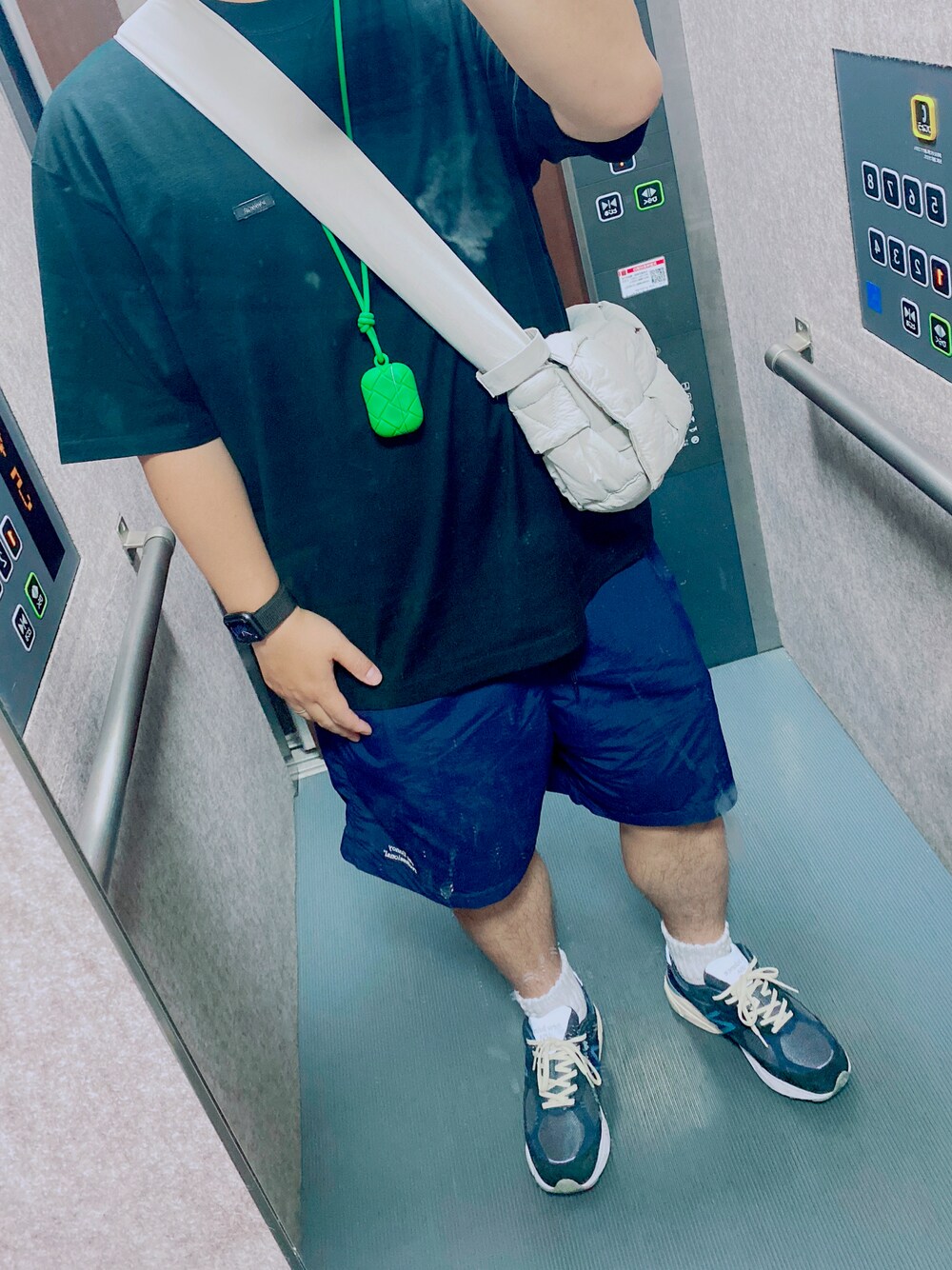 「夏コーデ、シンプルコーデ、ネイビー、ennoy、New Balance、BOTTEGA VENETA」｜「ENNOYのアイテム（Tシャツ/カットソー、ブラック系）」を使った、ゆーいさん（メンズ・173cm）の夏コーディネートの1枚目の写真
