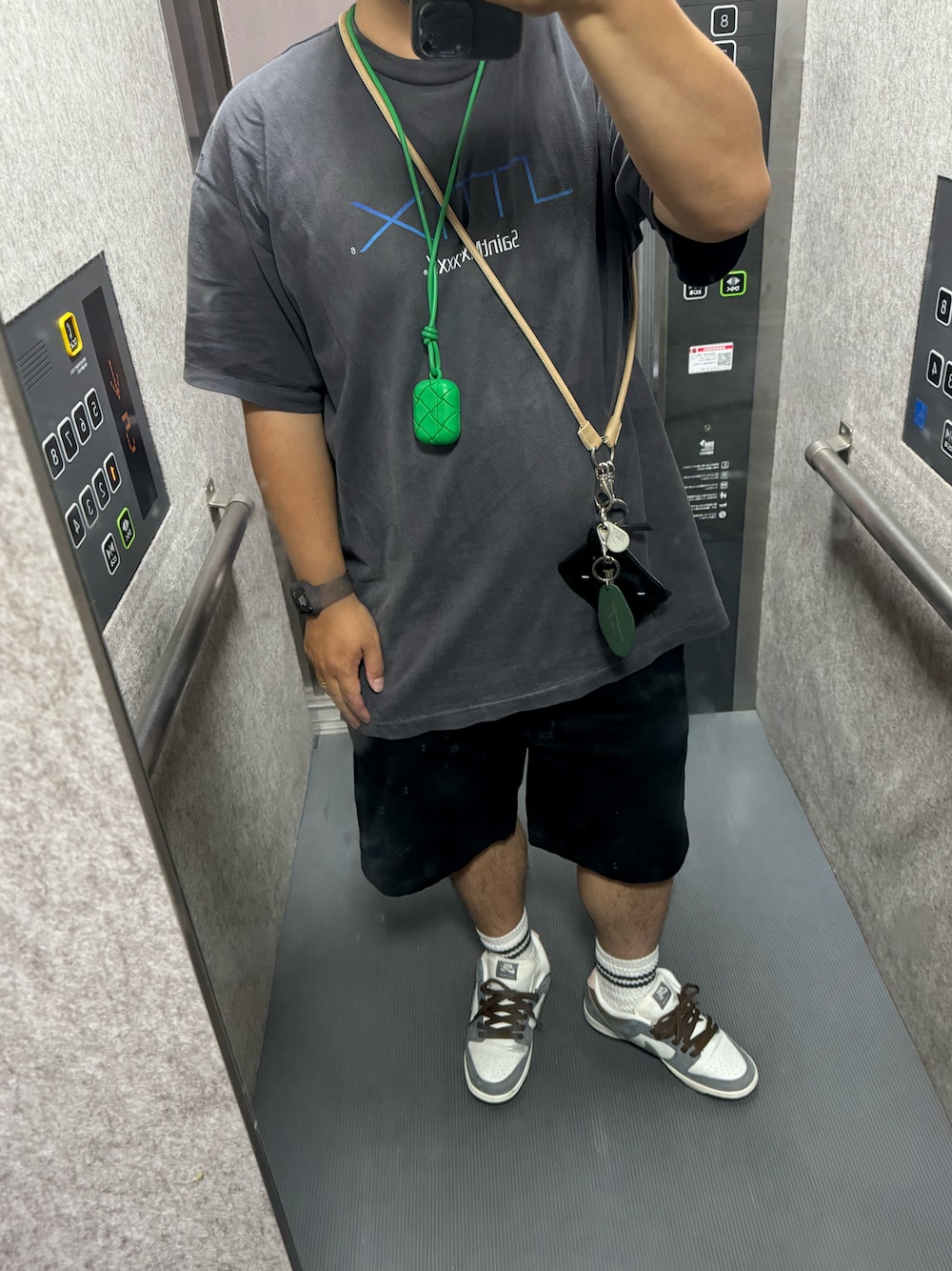 「SAINT M××××××、stussy、NIKE、dunk、堀米ダンク、Maison Margiela、BOTTEGA VENETA」｜「SAINT Mxxxxxxのアイテム（Tシャツ/カットソー、ブラック系）」を使った、ゆーいさん（メンズ・173cm）の夏コーディネートの1枚目の写真