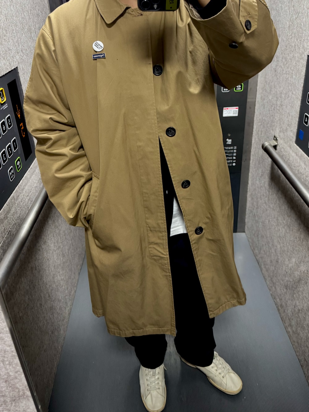 「ベージュ、スラックス、supreme、UNIQLO U、JILSANDER、BALENCIAGA、adidas、P.I.L」｜「Supreme のアイテム（ステンカラーコート、ベージュ系）」を使った、ゆーいさん（メンズ・173cm）の冬コーディネートの1枚目の写真