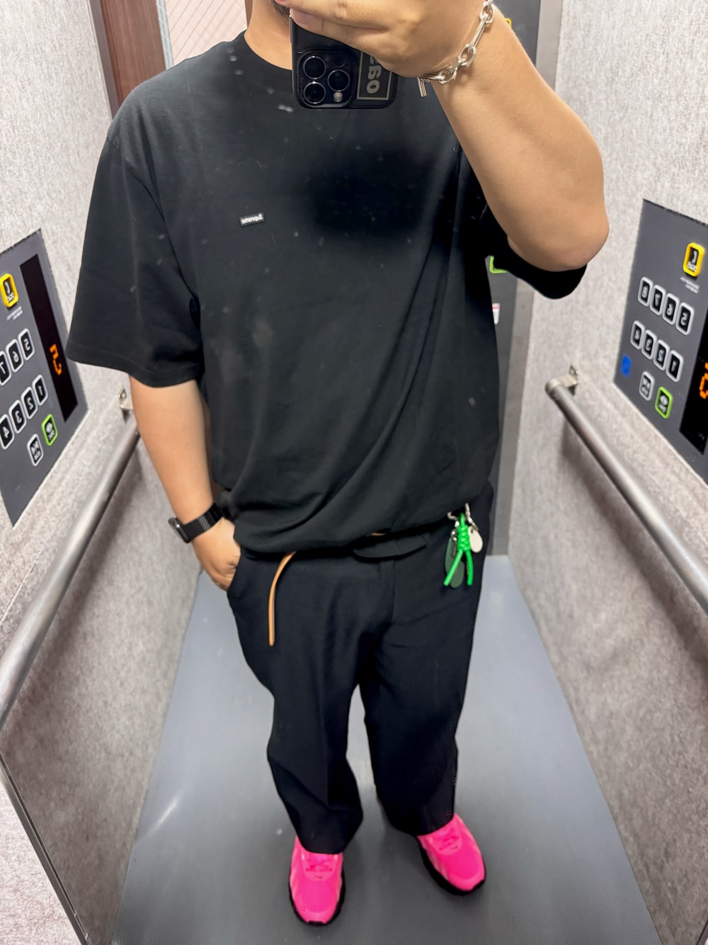 「ブラックコーデ、ピンク、さしいろピンク、supreme、NIKE、airmax dn8、BOTTEGA VENETA」｜「Supreme のアイテム（Tシャツ/カットソー、ブラック系）」を使った、ゆーいさん（メンズ・173cm）の春コーディネートの1枚目の写真