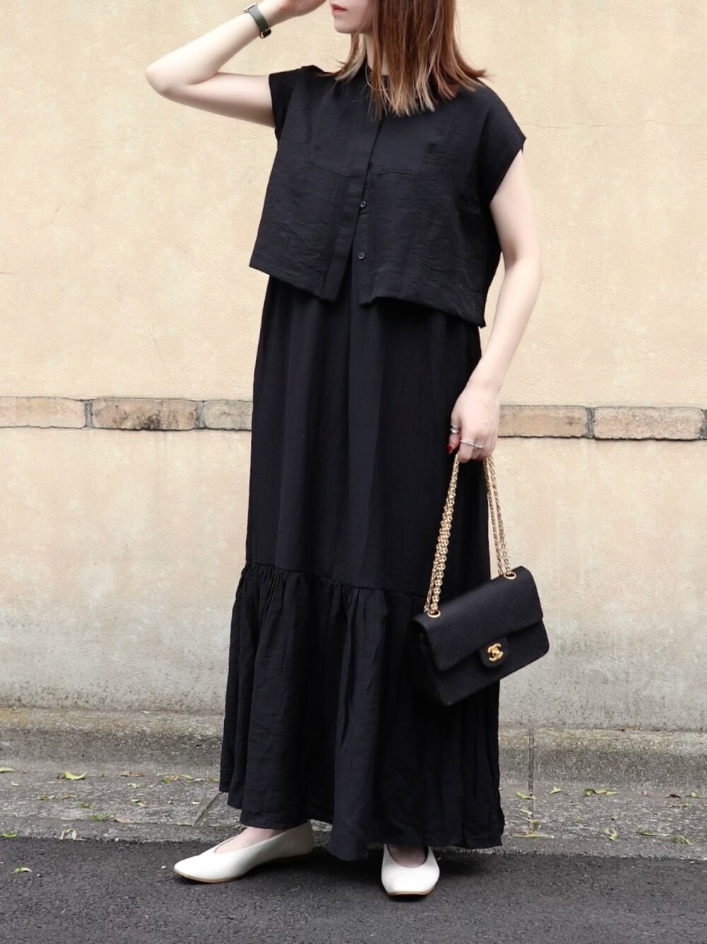 ブラック系のシャツ/ブラウス、ブラック系のワンピース、ホワイト系のパンプスを着用したレディースの夏コーディネートの1枚目の写真