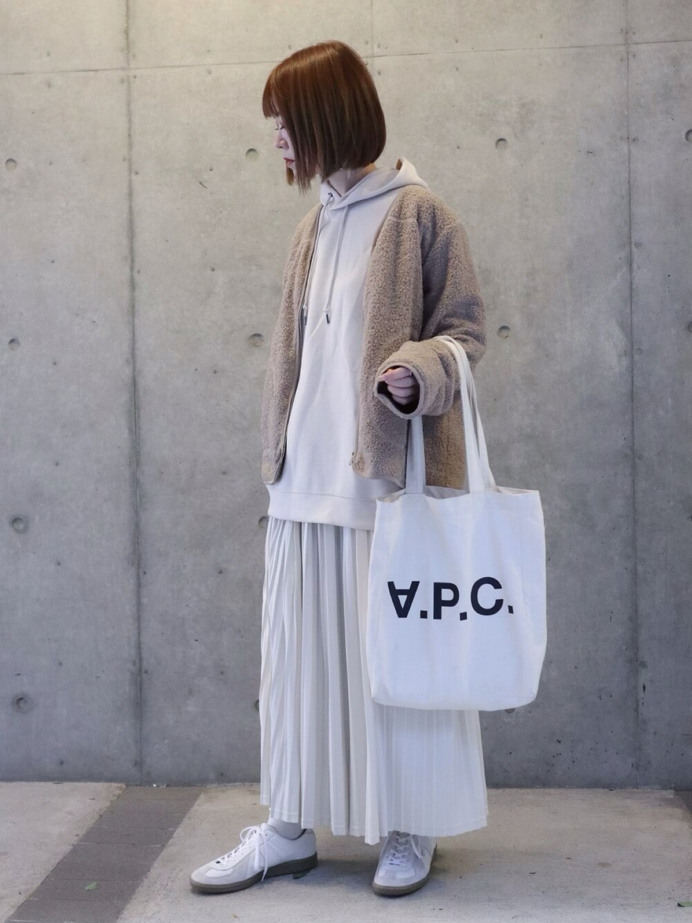 ベージュ系のダウンジャケット/コート、ホワイト系のパーカー、ホワイト系のトートバッグを着用したレディースの秋コーディネートの1枚目の写真