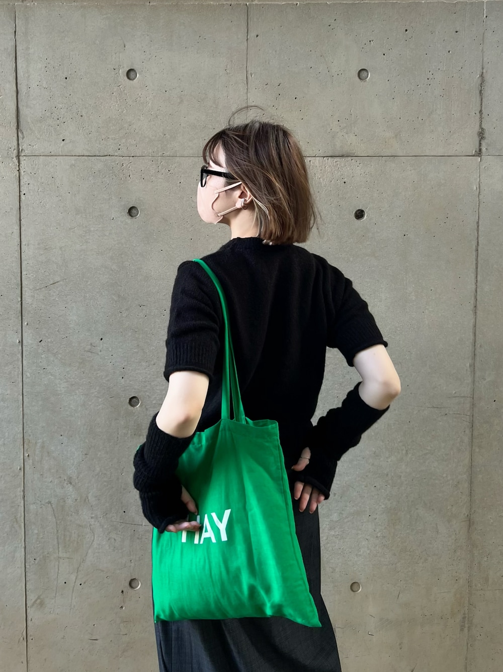 ブラック系のその他トップス、グレー系のスカート、ブラック系のブーツを着用したレディースの秋コーディネートの1枚目の写真