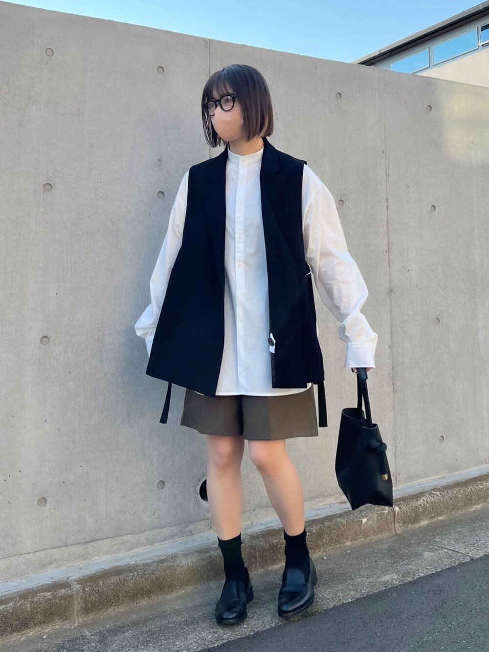 グリーン系のその他パンツ、ホワイト系のシャツ/ブラウス、ブラック系のハンドバッグを着用したレディースの春コーディネートの1枚目の写真