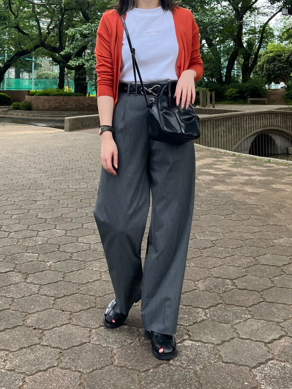 「オトナカジュアル、春夏コーデ、カーディガン、カーディガンコーデ、ワイドパンツ、タックイン、スクエアバッグ、グルカサンダル、サンダル、Tory Leather」｜「Calvin Kleinのモノグラム ロゴ ベイビーTシャツ（Tシャツ/カットソー、ホワイト系）」を使った、ちぃーさん（レディース・161cm）の春コーディネートの1枚目の写真