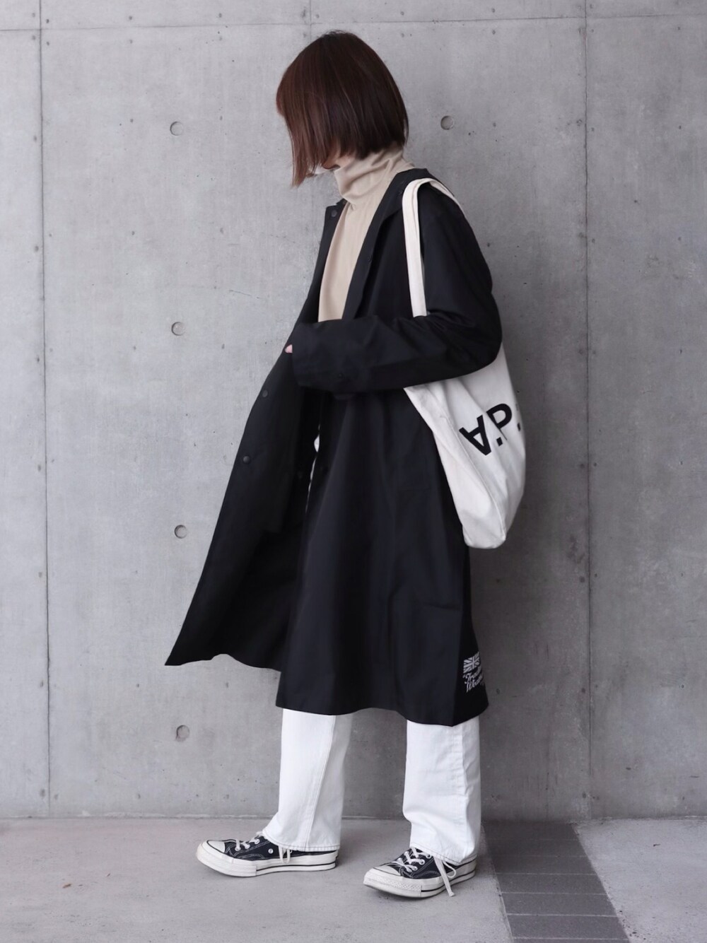 「春服みてみて、レインコート、雨の日コーデ、ホワイトパンツ、ホワイトデニム、コンバース、converse、トートバッグ、タートルネック、カジュアルコーデ、ステンカラーコート、白パンツ」｜「Traditional WeatherwearのPENRITH RAIN PACKABLE / パッカブルレインコート（レインコート/ポンチョ、ブラック系）」を使った、ちぃーさん（レディース・161cm）の春コーディネートの1枚目の写真