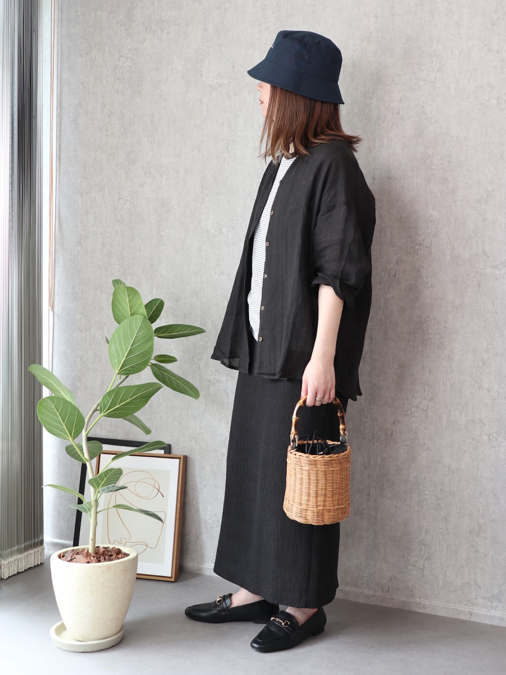 ホワイト系のシャツ/ブラウス、ホワイト系のTシャツ/カットソー、ブラック系のスカートを着用したレディースの夏コーディネートの1枚目の写真